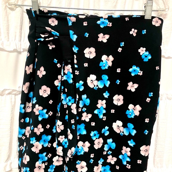 ANN MILLER wrap SKIRT size MED.- BLACK W/ FLOWERS. - Picture 2 of 7